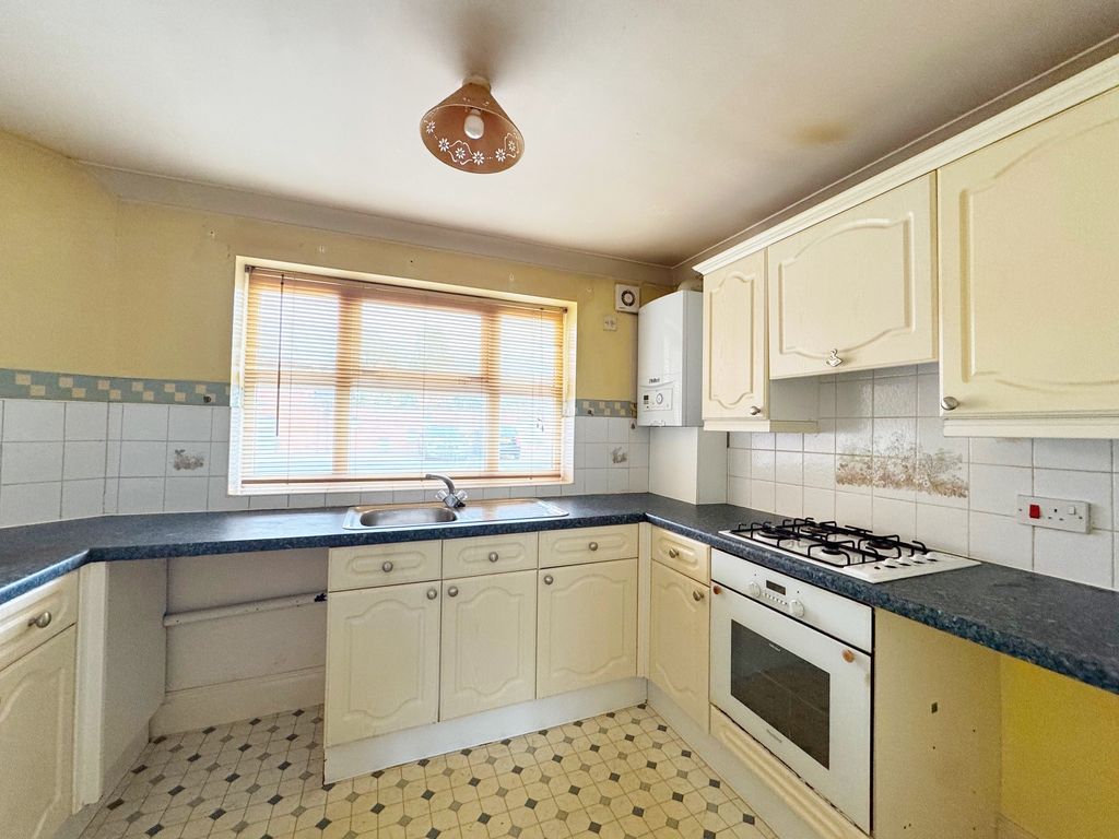 Property photo 3 of 10 Kitchen