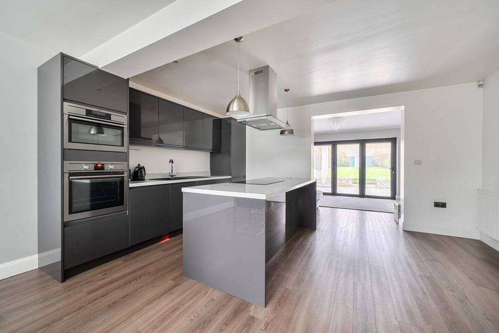 Property photo 2 of 15 1388994-15-694010...