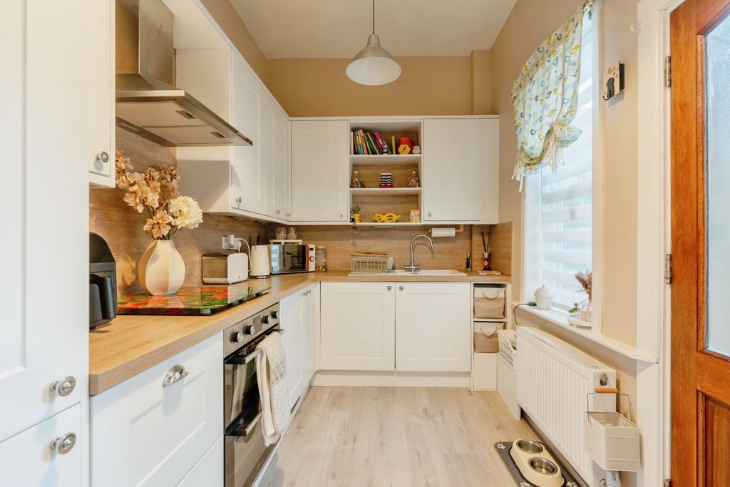 Property photo 3 of 17 Kitchen