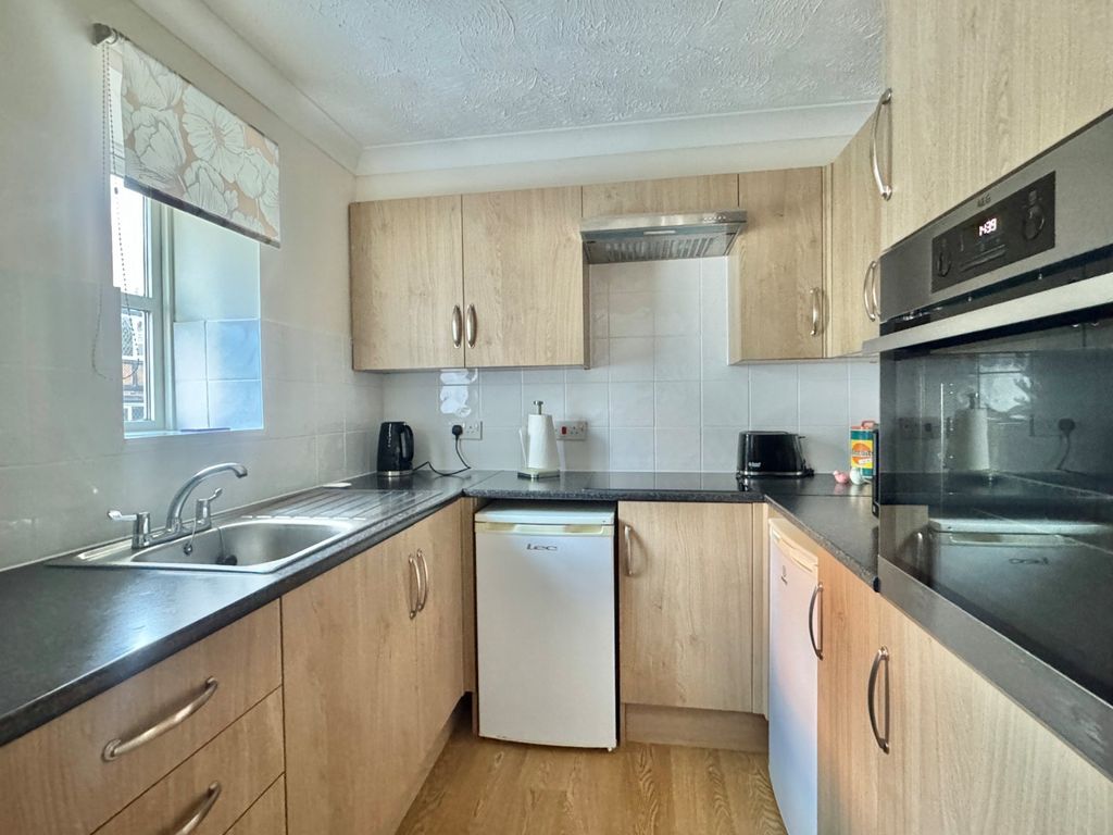 Property photo 3 of 10 Kitchen