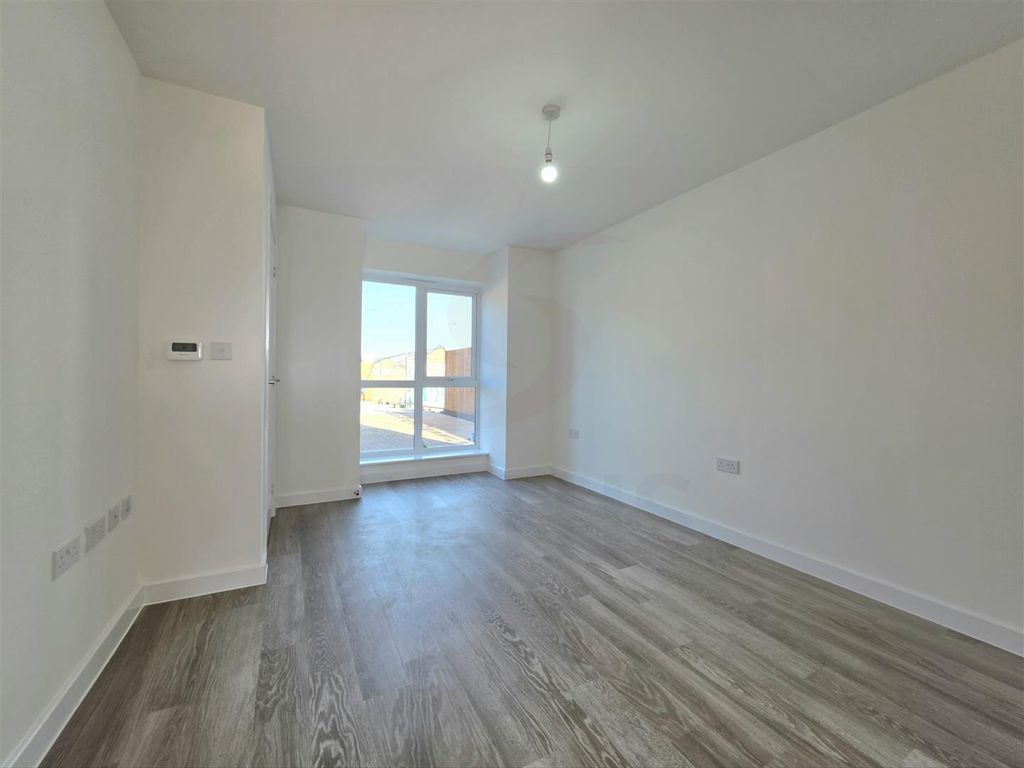 Property photo 2 of 11 Lounge