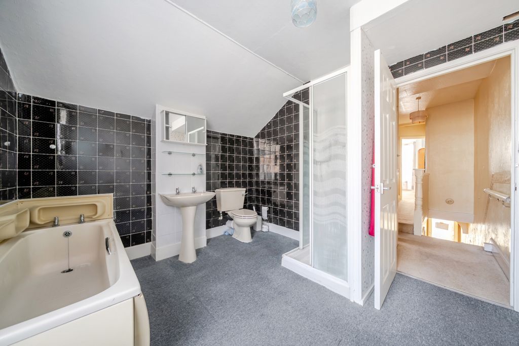 Property photo 3 of 20 Bathroom