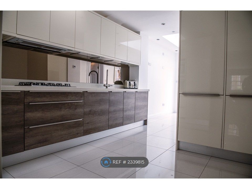 Property photo 3 of 6 Kitchen