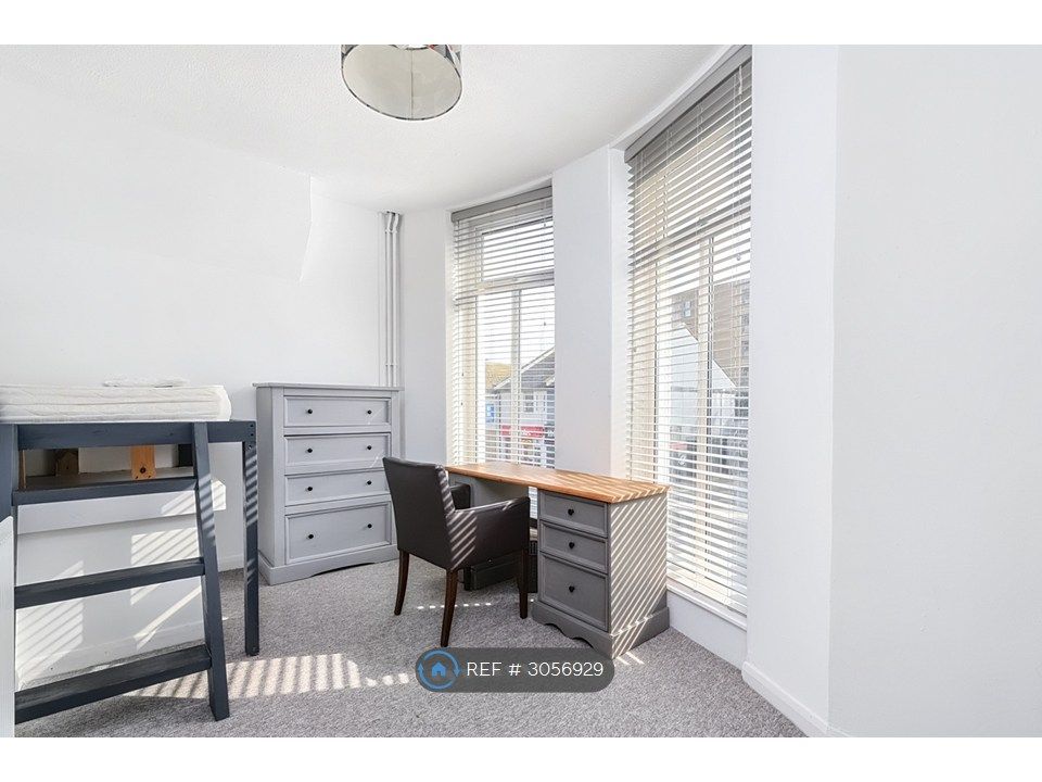 Property photo 1 of 12 Bedroom 1 Double Bay Windows