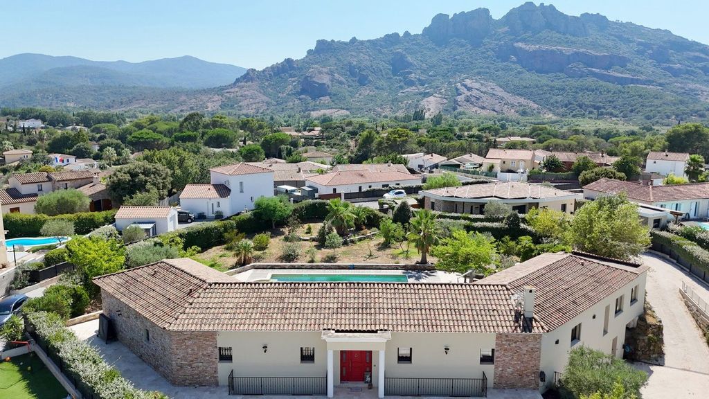 Property photo 1 of 22 Luxury Single-Storey Villa