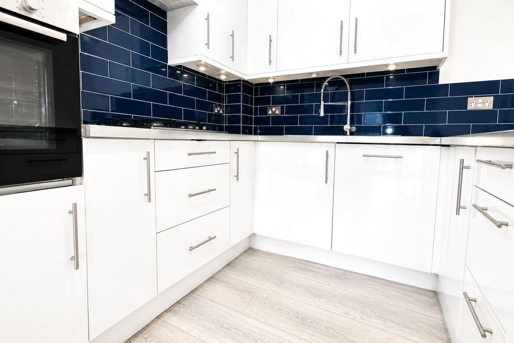 Property photo 3 of 9 Kitchen