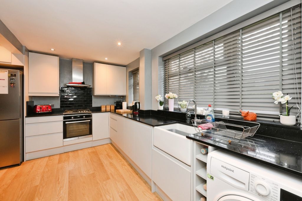 Property photo 2 of 18 Kitchen