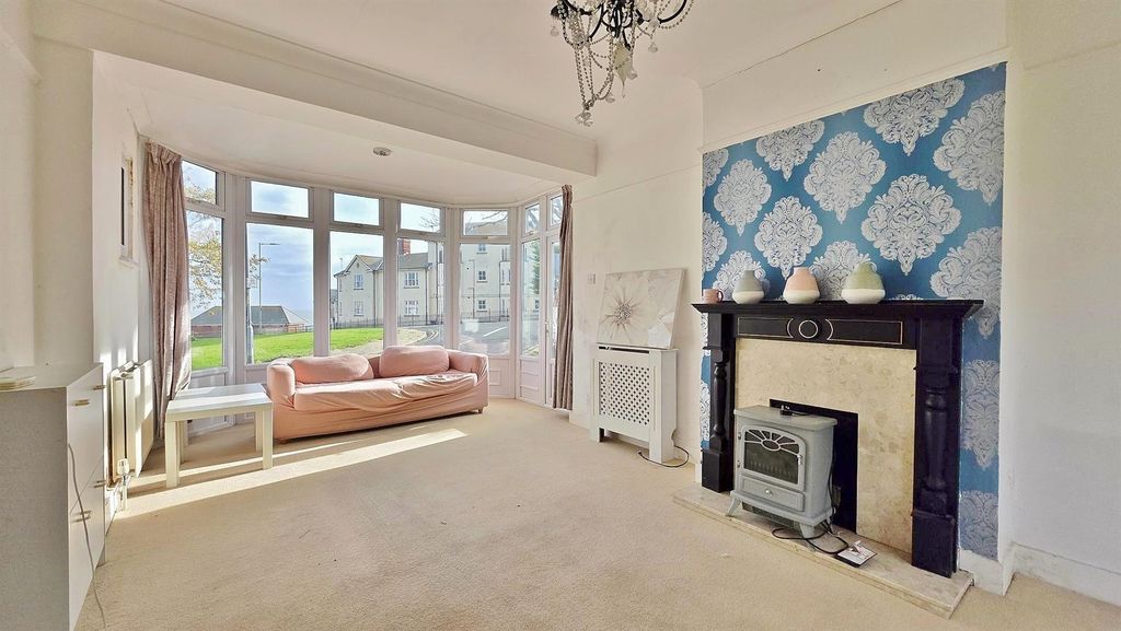 Property photo 2 of 25 Lounge