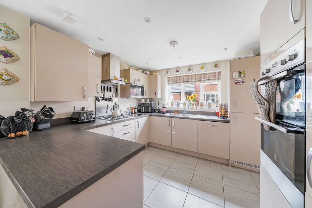 Property photo 2 of 17 Kitchen / Diner