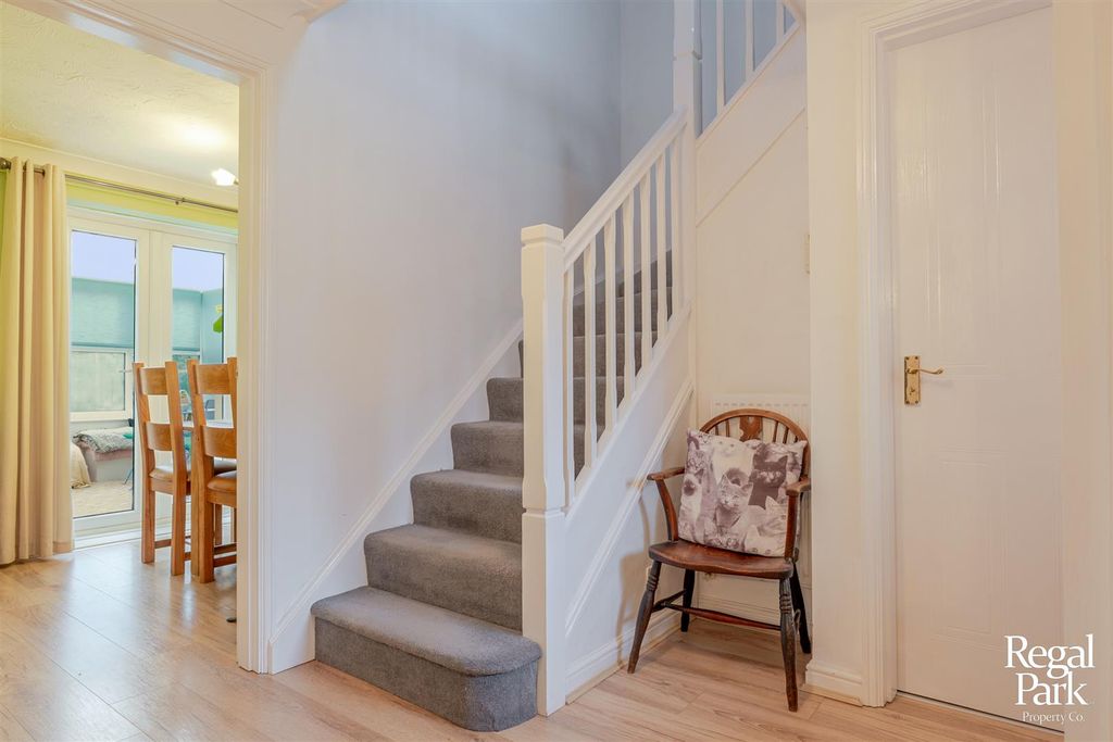 Property photo 3 of 27 Entrance Hall