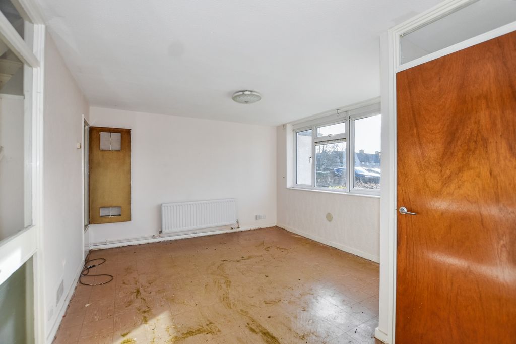 Property photo 3 of 18 39 Bennett Close, Welling, Da16 3Hu