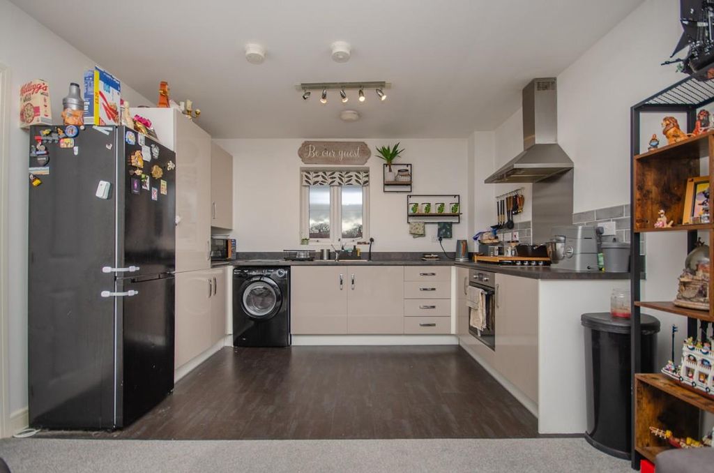 Property photo 3 of 16 Kitchen Main.Jpg