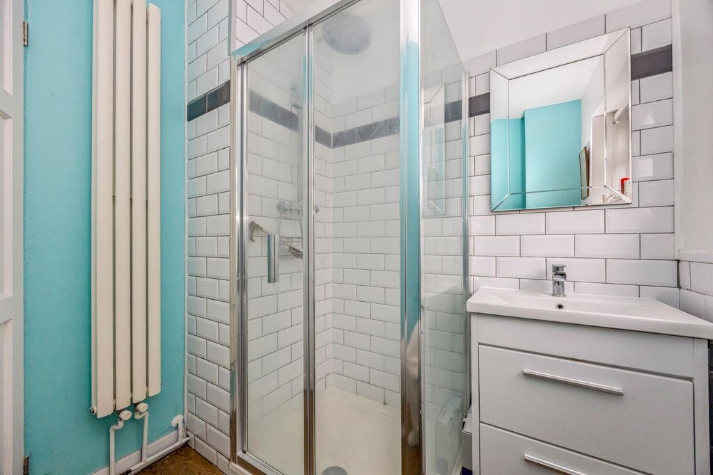 Property photo 3 of 17 Gleton Avenue 56 Bathroom.Jpeg
