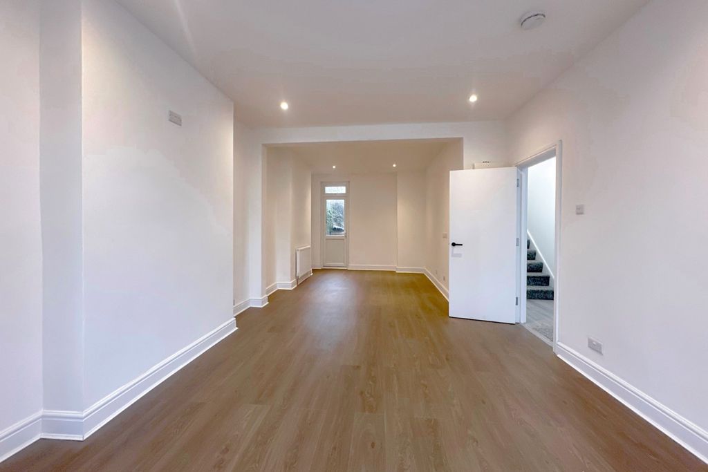 Property photo 3 of 24 Picture No. 01