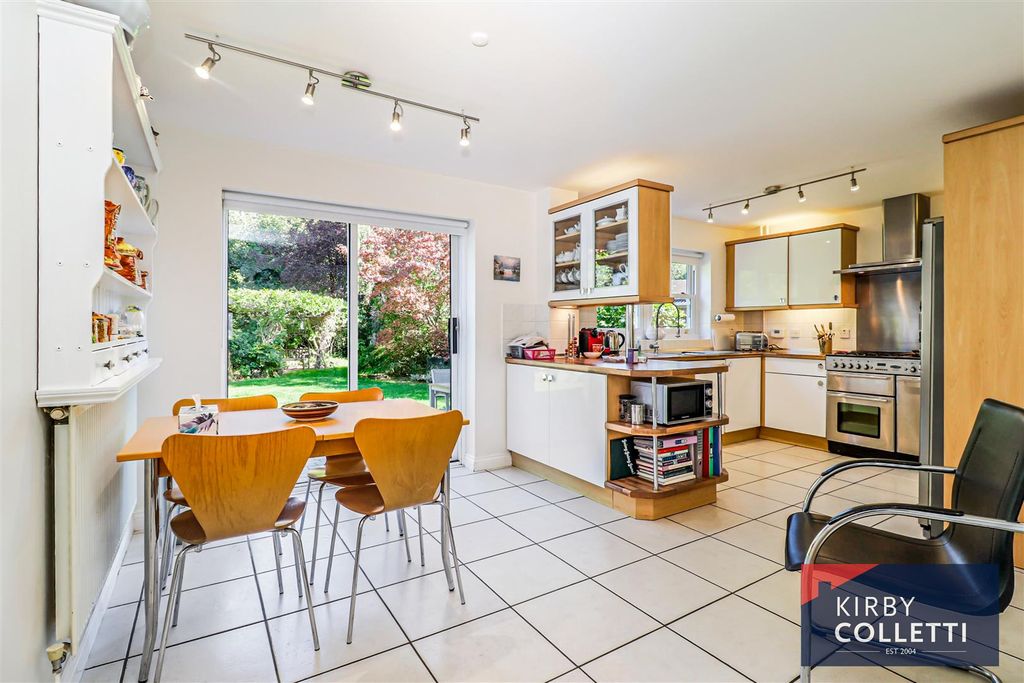 Property photo 2 of 32 Kitchen/Breakfast Room