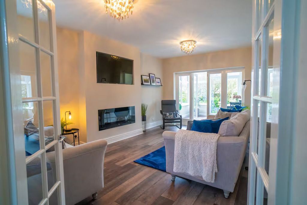 Property photo 2 of 37