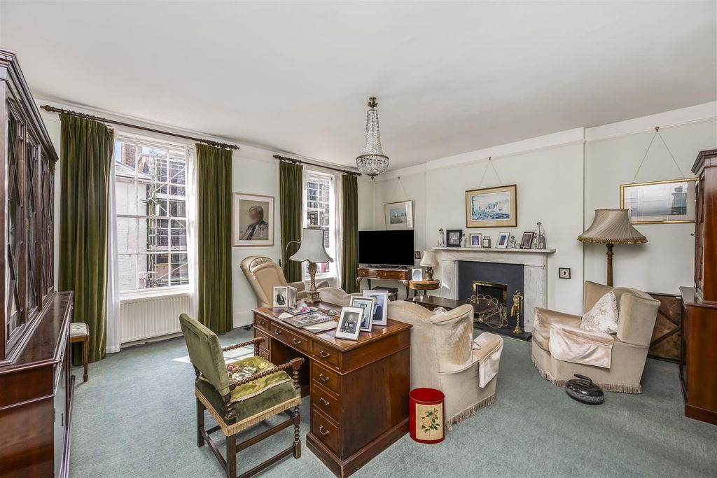 Property photo 3 of 39 High Street 194, York House-023.Jpg