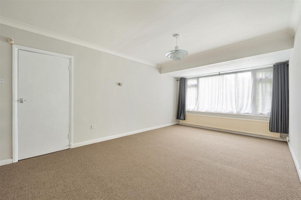 Property photo 2 of 20 Woolridge Road, E11