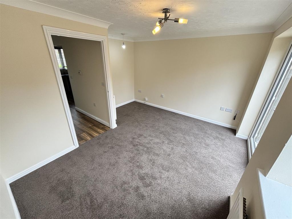 Property photo 3 of 11 Living Room