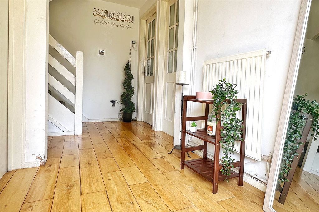 Property photo 2 of 21 Entrance Hall