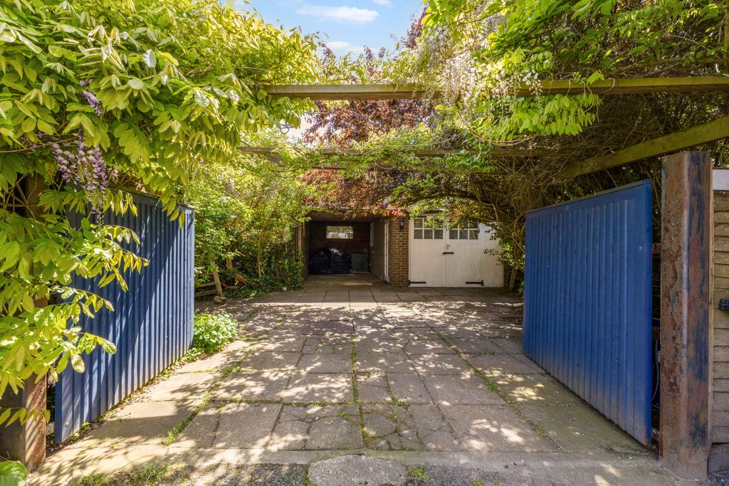 Property photo 2 of 20