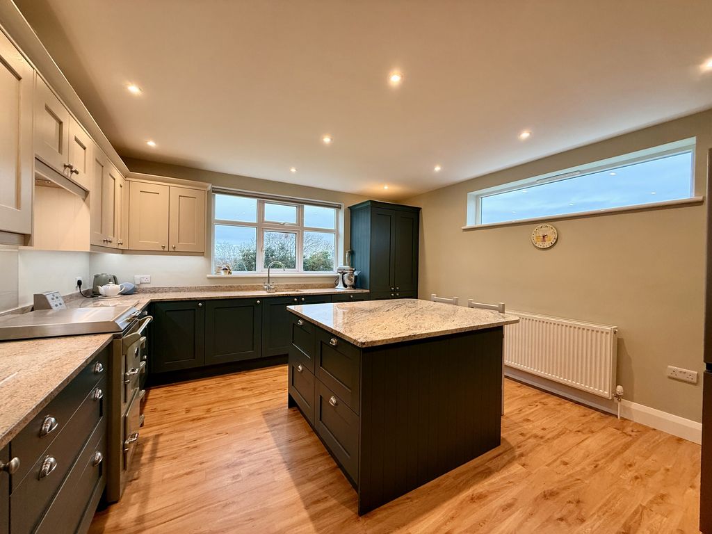 Property photo 3 of 19 Kitchen