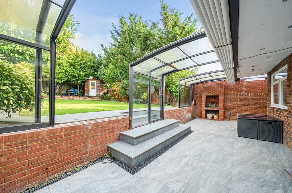 Property photo 3 of 23 1374418-21-690464...