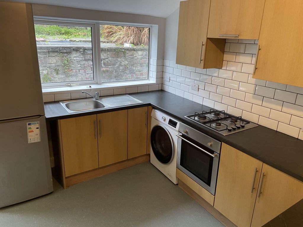Property photo 3 of 15 Kitchen 2