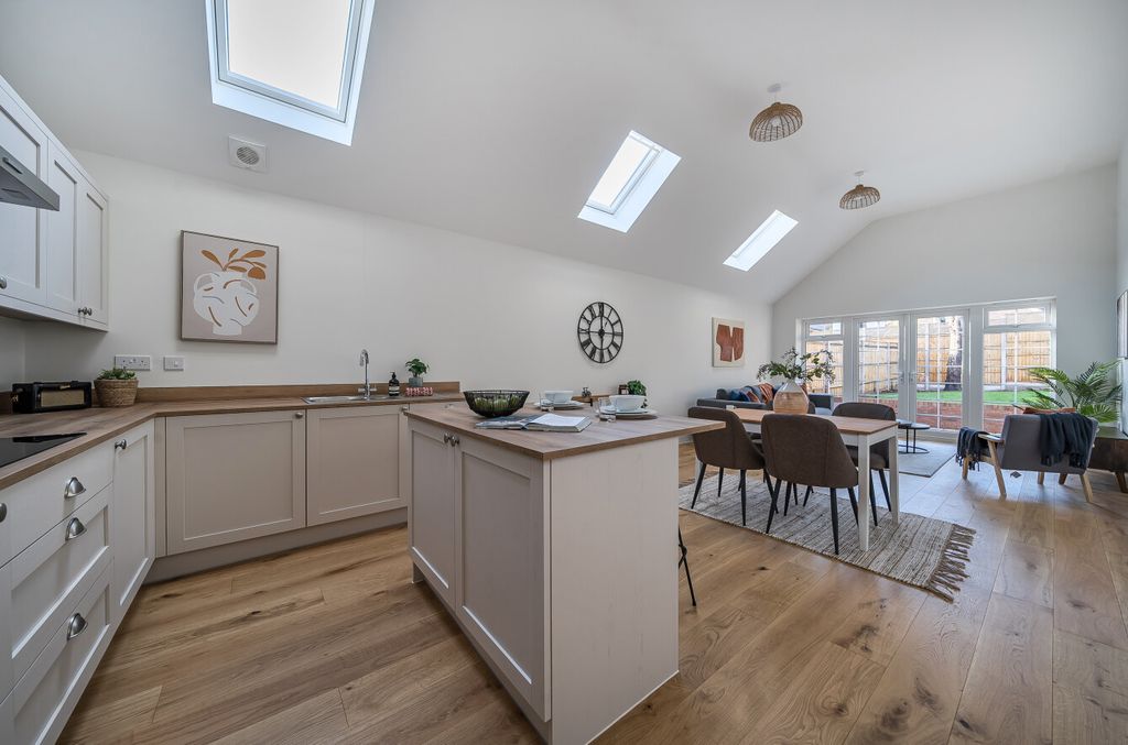 Property photo 3 of 16 1398121-8-696A41d...