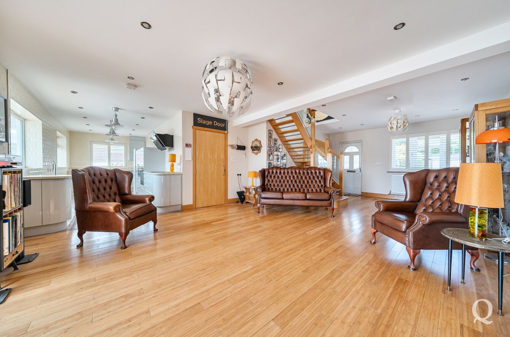Property photo 3 of 33 A9824829-70cd-445...