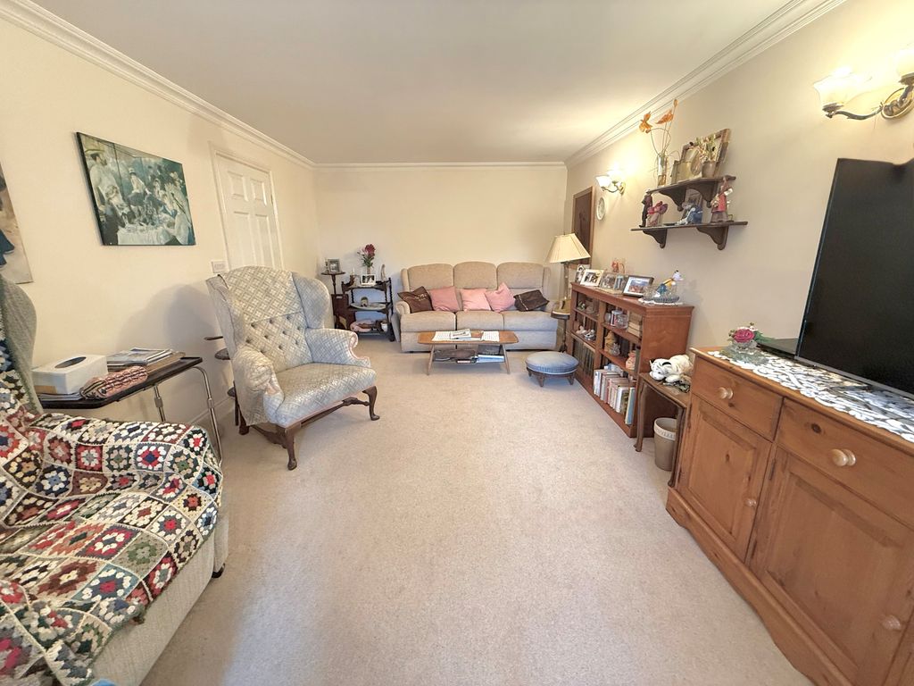 Property photo 2 of 10 21 Pegasus Court Lounge1