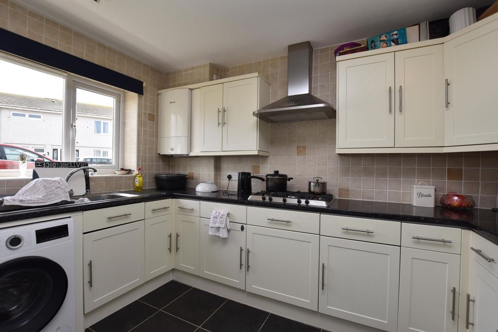 Property photo 3 of 18 Kitchen