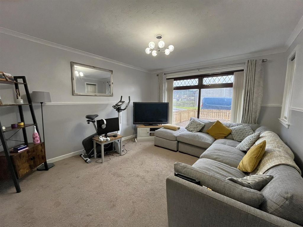Property photo 2 of 16 Lounge