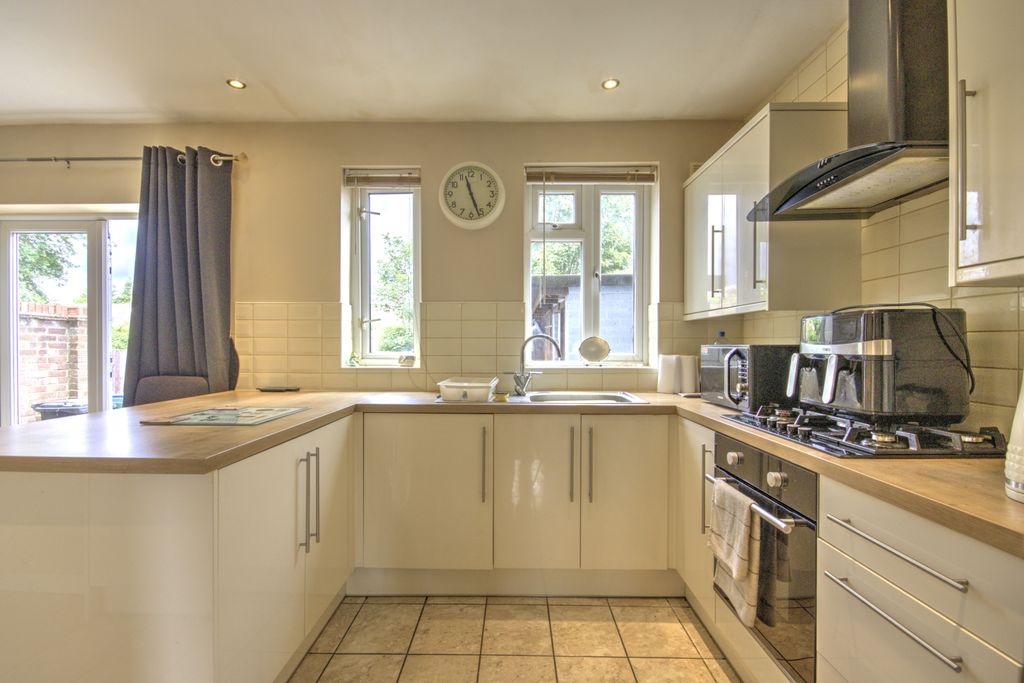 Property photo 3 of 17 Kitchen 1