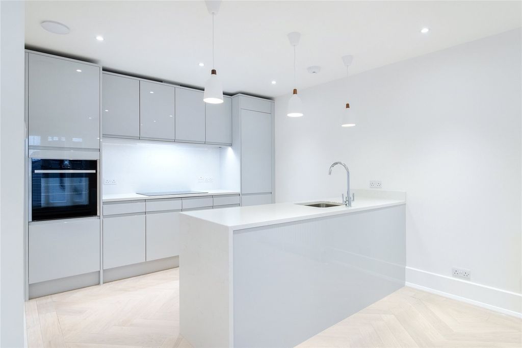 Property photo 2 of 9 Earlham Street