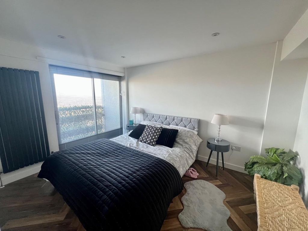 Property photo 2 of 18 Bedroom One.Jpg