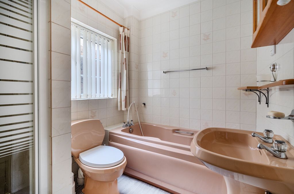 Property photo 3 of 19 3 - 1393835-10-694423...