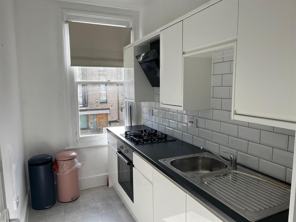 Property photo 3 of 6 Warriner Gardens - Kitchen - Eden Harper
