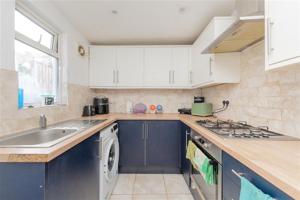 Property photo 3 of 7 Kitchen