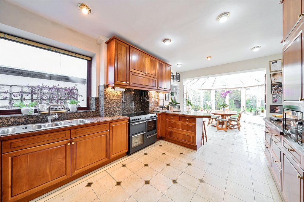 Property photo 3 of 18 Kitchen
