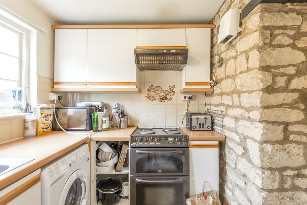 Property photo 3 of 9 Kitchen1