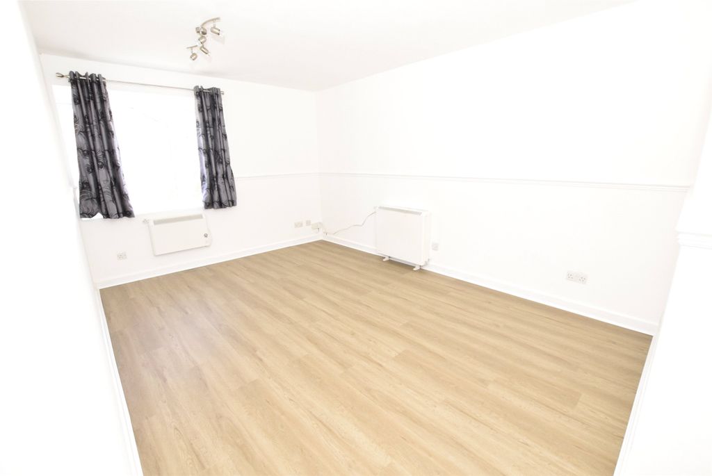 Property photo 3 of 9 Picture No. 18
