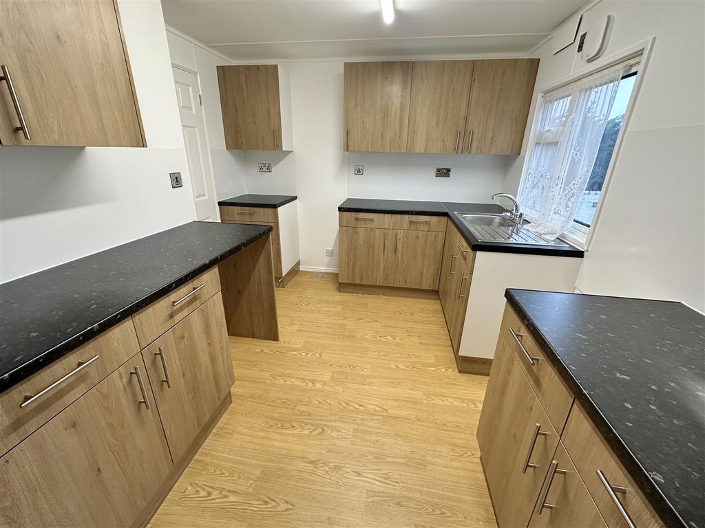 Property photo 2 of 11 Kitchen