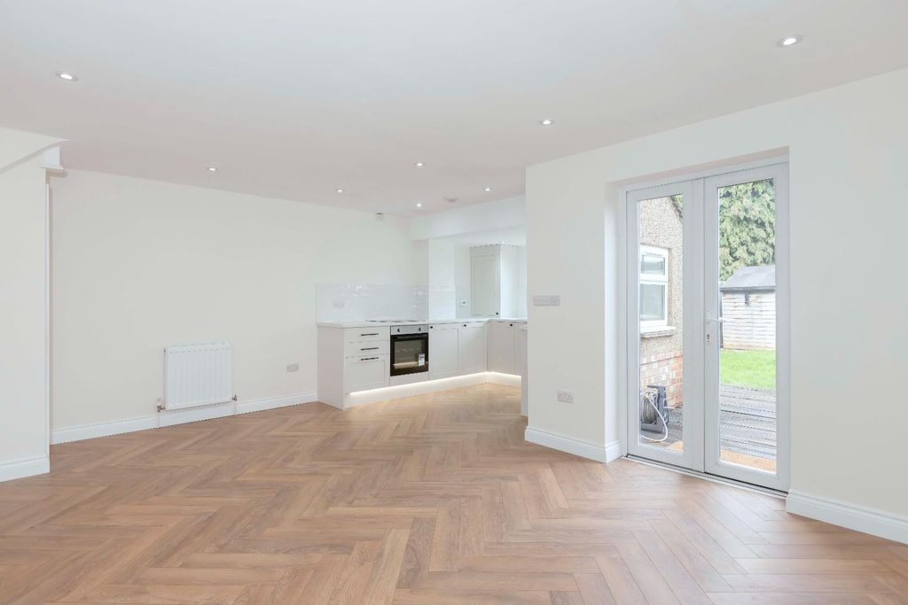 Property photo 2 of 16 Monks Close_11.Jpg