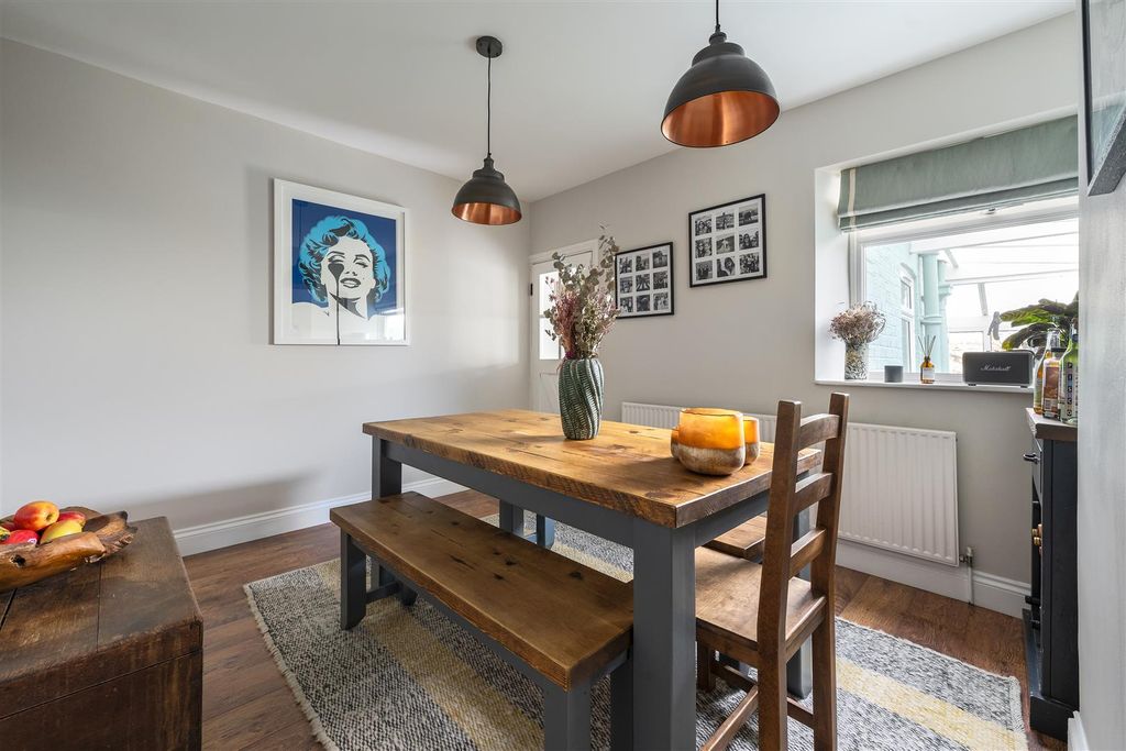 Property photo 3 of 31 Selby Road, E11