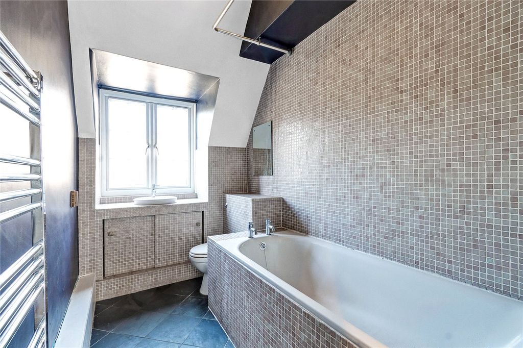 Property photo 3 of 9 Bathroom