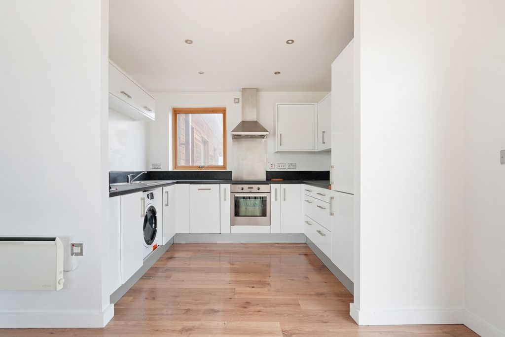 Property photo 3 of 18 Kitchen