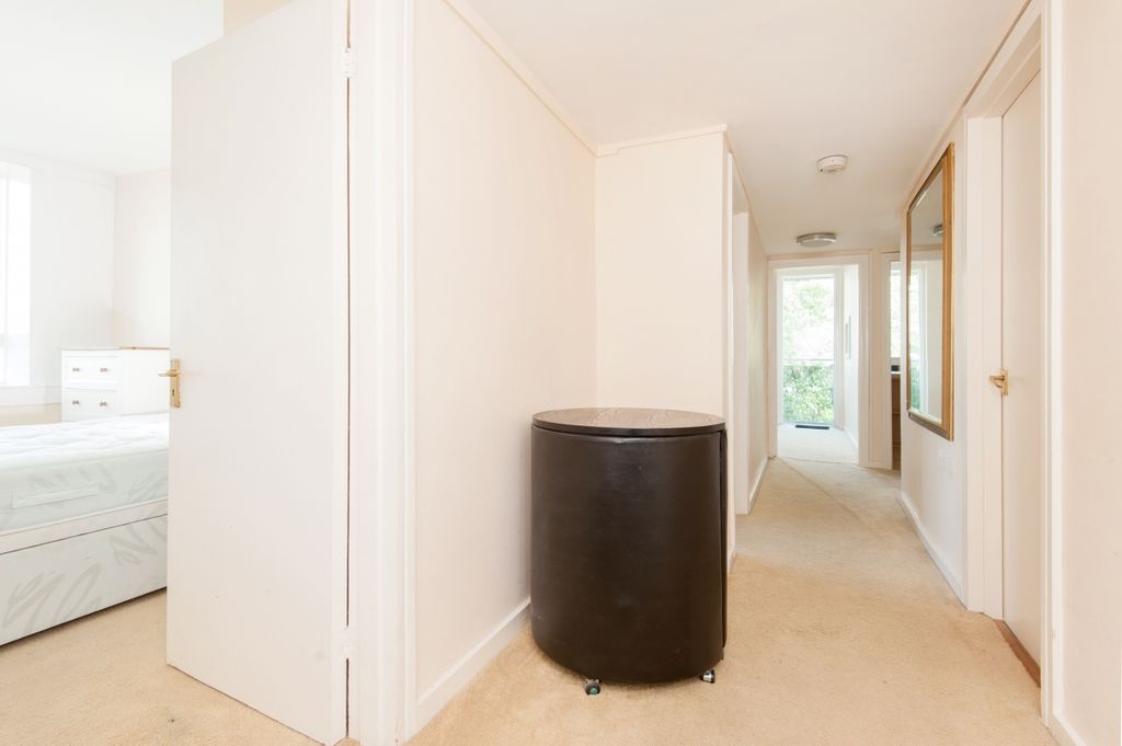 Property photo 2 of 11 22 Wellington Clo...