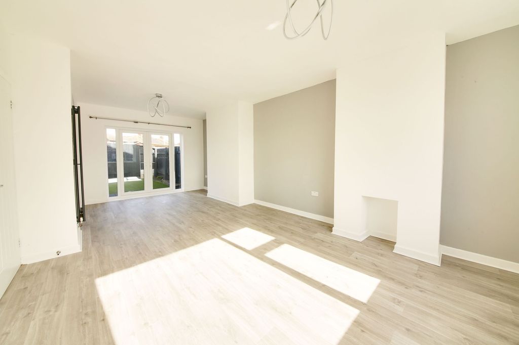 Property photo 2 of 9 Lounge