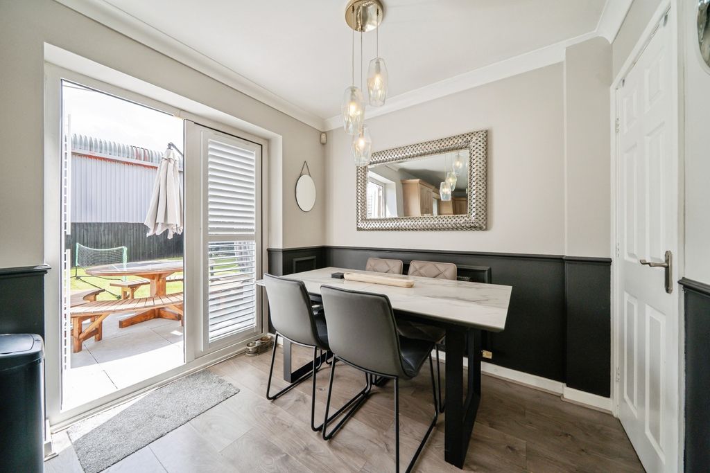 Property photo 3 of 16 Dining Area